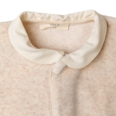 Roupa de bebé bege claro com gola Peter Pan off-white e etiqueta com texto