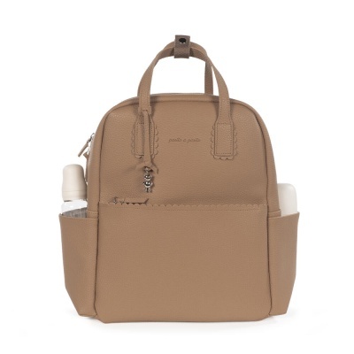 mochila pequena bege com bolsos laterais e fechos