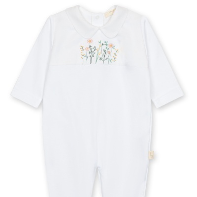 Macacão branco com bordado floral e gola para bebé