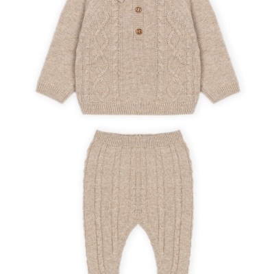Conjunto de bebé em malha bege com camisola e calças com padrão de tranças