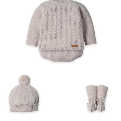 Conjunto de roupa de bebé em malha cinzenta clara com camisola, gorro e botins.