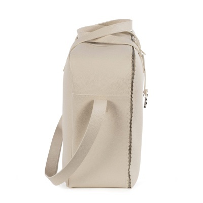 Mala bege de pele com alça larga e zipper
