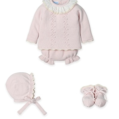 Conjunto de bebé rosa claro em malha com camisola, calcinha, gorro e sapatinhos