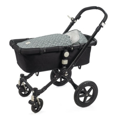 Carrinho de bebé preto com tecido cinza com padrão abstrato
