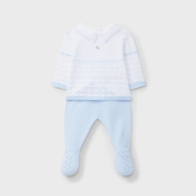 Conjunto de bebé branco e azul com camisola de tricô e calças com pés