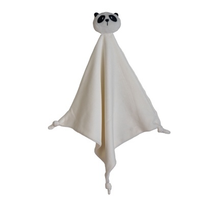 Pano de bebé branco com cabeça de panda em peluche e nós nas pontas.