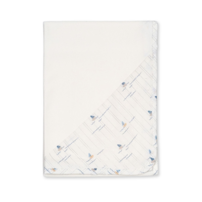 Fralda branca para bebé com padrão de barcos azuis nos cantos