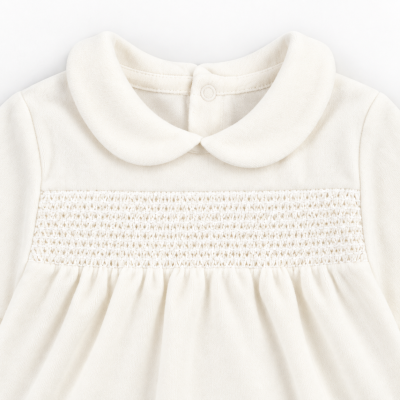 Vestido branco de bebê com gola peter pan e detalhe rendado