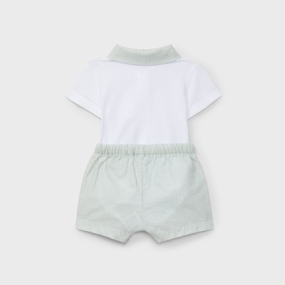 Conjunto de bebé com camisa branca e calções de padrão xadrez verde claro