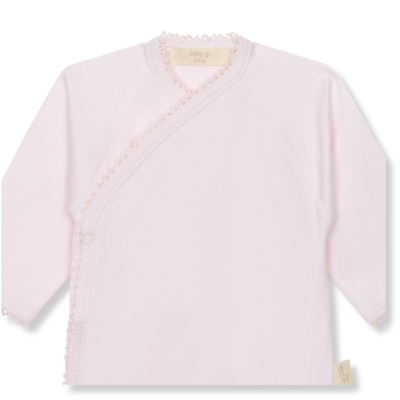 Roupa de bebé rosa claro com renda delicada e fecho de mola