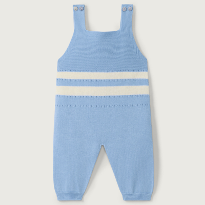 Macacão de bebé azul com riscas brancas e botões nas alças.