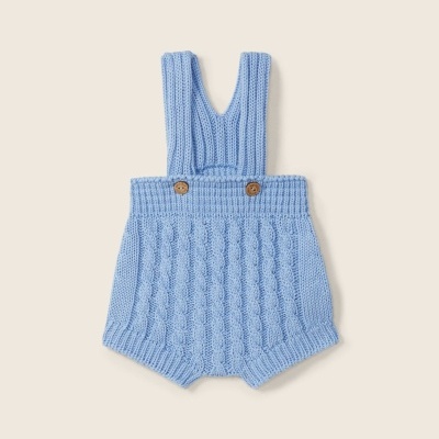 Body de bebé tricotado azul claro com botões de madeira.