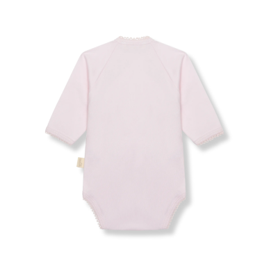 Body bebé manga comprida rosa claro com renda branca nas extremidades.