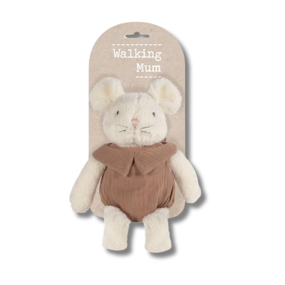 Pelúcia de rato creme com roupa castanha clara e etiqueta Walking Mum