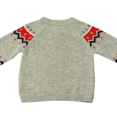 Casaco de malha cinzento claro com padrão vermelho, branco e preto nas mangas.