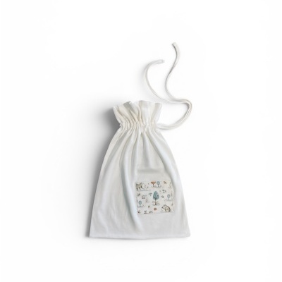 Saco de tecido branco com cordão e bolso decorado com padrão de natureza