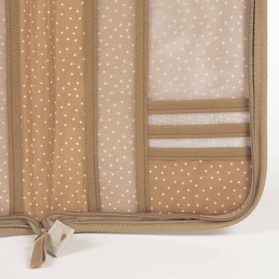 Organizador castanho com pontos brancos e fecho de correr.