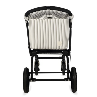 Carrinho de bebé cinza claro com estrutura preta visto de trás