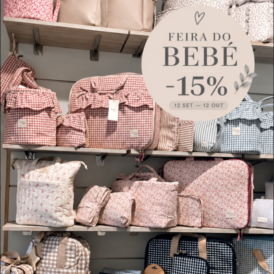 Malas e sacos para bebé em vários padrões e cores em prateleiras com promoção de 15%
