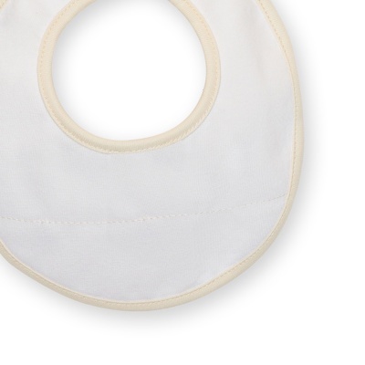 Babete branco com bordas creme em tecido macio