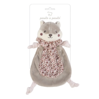 Pelúcia de animal cinza e bege com vestido floral rosa na embalagem pasito a pasito.