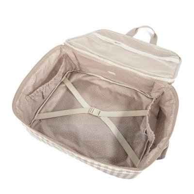 Mala de viagem aberta com interior bege e bolsos, padrão xadrez exterior