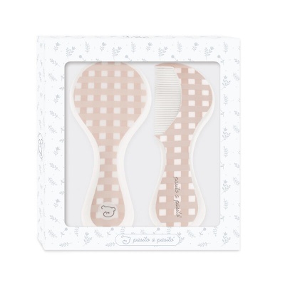 Conjunto de pente e escova para bebé com padrão de quadrados bege e branco numa caixa branca decorada.
