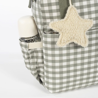 Mochila xadrez verde e branco com bolso lateral e estrela de tecido felpudo pendurada