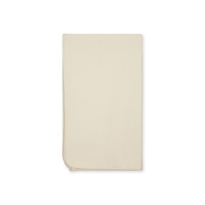 Toalha bege claro dobrada sobre fundo branco