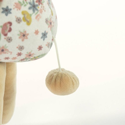 Boneco de peluche floral com bola pendurada e fundo branco