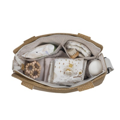 Bolsa de maternidade castanha com padrão de pontos brancos cheia de itens para bebé