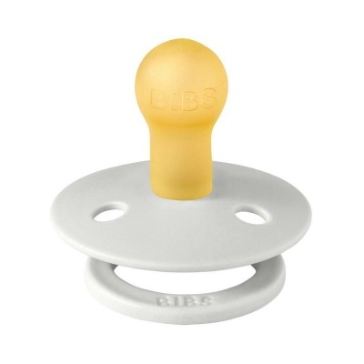 Chupeta de bebé com bocal amarelo e base branca circular com dois orifícios