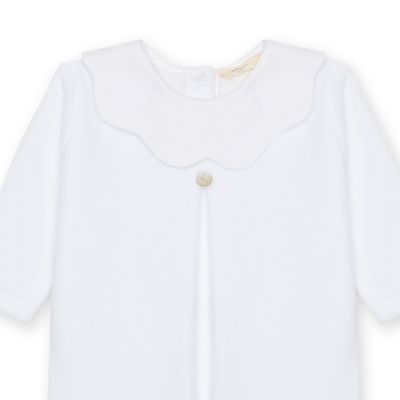 Camisola bebé branca com gola texturada e botão metálico