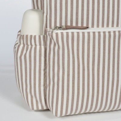 Bolsa ou mochila de tecido riscado branco e castanho com bolsos e fecho