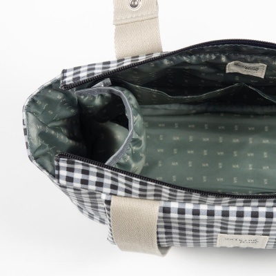 Bolsa xadrez preta e branca com interior verde e alças bege