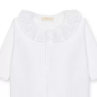 Camisa branca para bebé com gola franzida e etiqueta visível