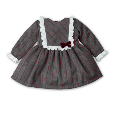 Vestido infantil cinzento com riscas vermelhas, renda branca e laço vermelho