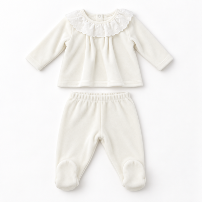 Conjunto de roupa de bebé branco com gola de babado e calças com pés.