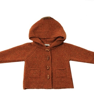 Camisola de criança com capuz em malha castanha e botões de madeira
