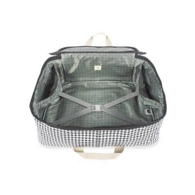 Mala de viagem aberta, padrão xadrez preto e branco, interior verde com pontos brancos, correia cinza e alças bege