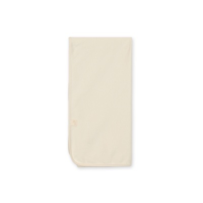 Toalha creme clara dobrada em fundo branco