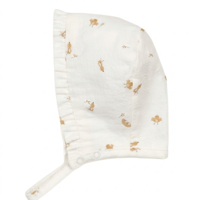 Gorro de bebé branco com padrão de pássaros castanhos e aba franzida