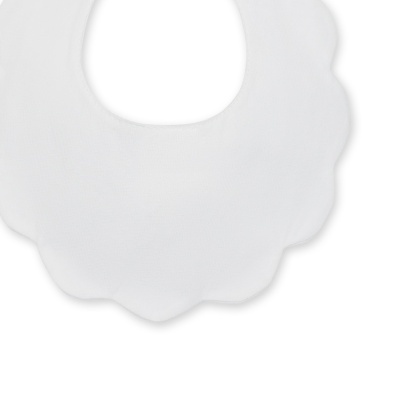 Babete branco com bordas onduladas e buraco para o pescoço