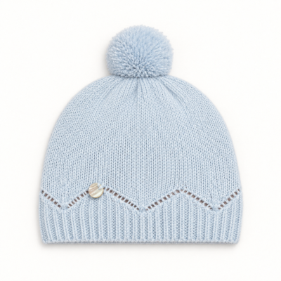Gorro de malha azul clara com pompom e botão decorativo.