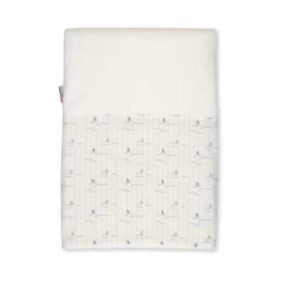manta branca com estampa de barcos pequenos coloridos e ondas azul