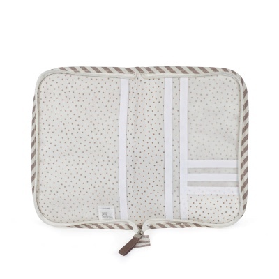 Organizador de tecido branco com bolinhas castanhas e divisórias elásticas