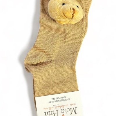 Meias amarelas com decoração de cabeça de coelho felpuda e etiqueta com texto