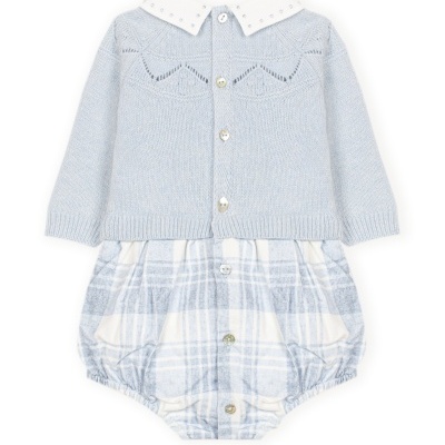 Roupa de bebé azul clara com gola branca e padrão xadrez azul e branco na parte inferior