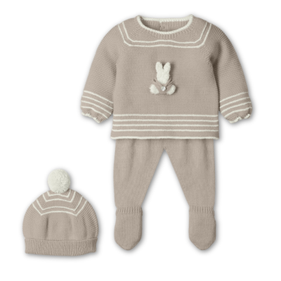 Conjunto de roupa de bebé em lã bege com detalhes brancos e aplique de coelhinho