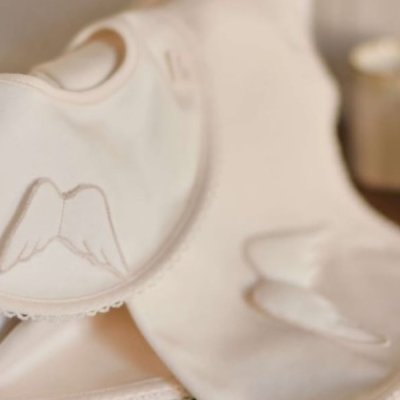 Acessórios para bebé em creme com asas bordadas